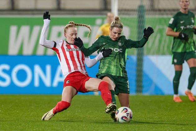 from left Meret Felde SC Freiburg, 4 and Svenja Huth VfL Wolfsburg, 10 in a duel, dynamic, action, action, game scene, THE DFB REGULATIONS PROHIBIT ANY USE OF PHOTOGRAPHS AS IMAGE SEQUENCES AND OR QUASI VIDEO , 05 12 2025, Wolfsburg Germany , Football, Google Pixel Womens Bundesliga, VfL Wolfsburg SC Freiburg xobx
