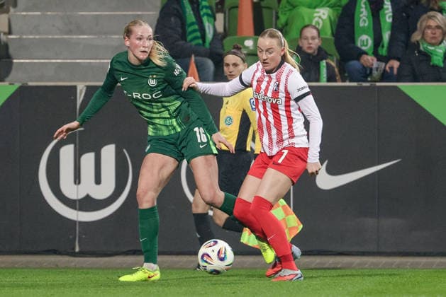 from left Camilla Küver VfL Wolfsburg, 16 and Tessa Blumenberg SC Freiburg, 7 in a duel, dynamic, action, action, game scene, THE DFB REGULATIONS PROHIBIT ANY USE OF PHOTOGRAPHS AS IMAGE SEQUENCES AND OR QUASI VIDEO , 05 12 2025, Wolfsburg Germany , Football, Google Pixel Womens Bundesliga, VfL Wolfsburg SC Freiburg xobx