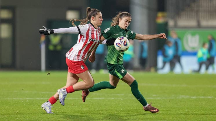 from left Leela Egli SC Freiburg, 20 and Judit Pujols VfL Wolfsburg, 33 in a duel, dynamic, action, action, game scene, THE DFB REGULATIONS PROHIBIT ANY USE OF PHOTOGRAPHS AS IMAGE SEQUENCES AND OR QUASI VIDEO , 05 12 2025, Wolfsburg Germany , Football, Google Pixel Womens Bundesliga, VfL Wolfsburg SC Freiburg xobx