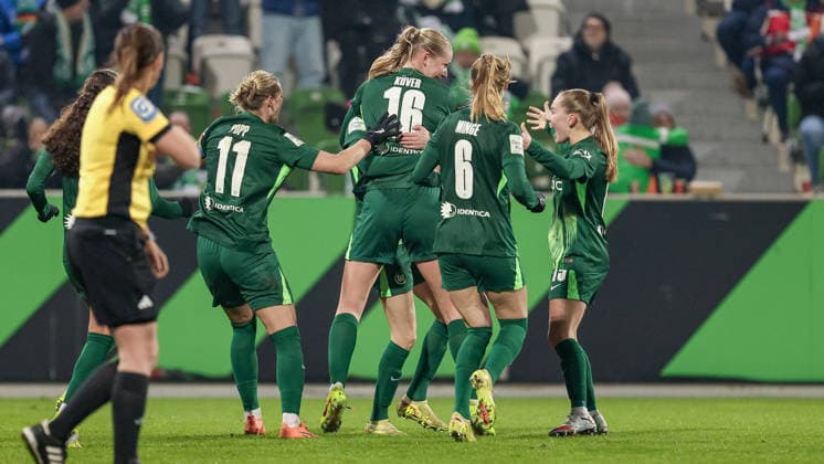 VfL Wolfsburg players with goal celebration, cheering, jubilant, optimistic, game scene, highlight, joy about the goal to 2 1, THE DFB REGULATIONS PROHIBIT ANY USE OF PHOTOGRAPHS AS IMAGE SEQUENCES AND OR QUASI VIDEO , 05 12 2025, Wolfsburg Germany , Football, Google Pixel Womens Bundesliga, VfL Wolfsburg SC Freiburg xobx