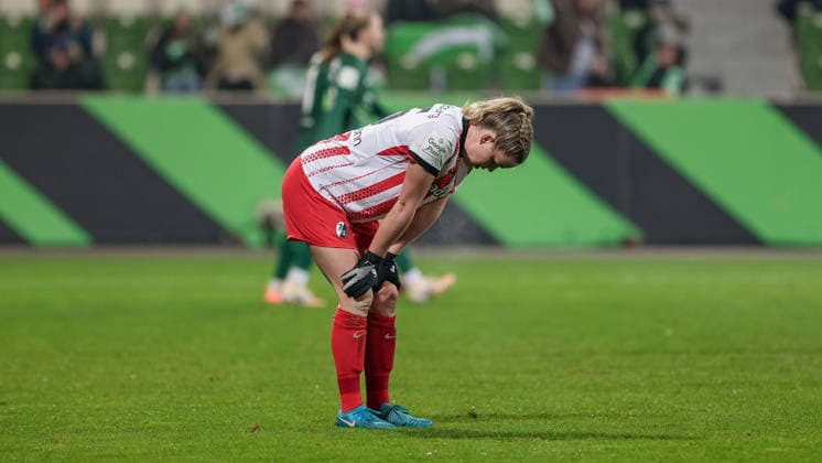 Greta Stegemann SC Freiburg, 16 disappointed about the defeat, disappointment after the final whistle, final whistle, highlight, loser, lost, frustration, pessimistic, sad, THE DFB REGULATIONS PROHIBIT ANY USE OF PHOTOGRAPHS AS IMAGE SEQUENCES AND OR QUASI VIDEO , 05 12 2025, Wolfsburg Germany , Football, Google Pixel Womens Bundesliga, VfL Wolfsburg SC Freiburg xobx