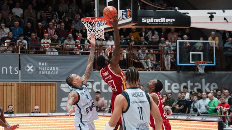 In the picture from left Michale Kyser EWE Baskets Oldenburg , Eddy Edigin Wuerzburg Baskets, 27 and Johnathan Stove Wuerzburg Baskets, 22 05 12 2025, Basketball, Fitness First Wuerzburg Baskets vs EWE Baskets Oldenburg, easyCredit BBL, Matchday 9, Germany, Wuerzburg, tectake Arena, Copyright: HMBxMedia xPeterxRau