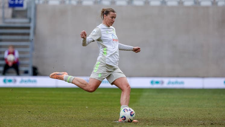 Goalscorer Larissa Mühlhaus SV Werder Bremen, 7 on penalty, penalty kick, scores the goal to 0 1, goal, highlight, goal success, game scene, action, action, THE DFB REGULATIONS PROHIBIT ANY USE OF PHOTOGRAPHS AS IMAGE SEQUENCES AND OR QUASI VIDEO , 06 12 2025, Jena Germany , Football, Google Pixel Womens Bundesliga, FC Carl Zeiss Jena SV Werder Bremen xobx