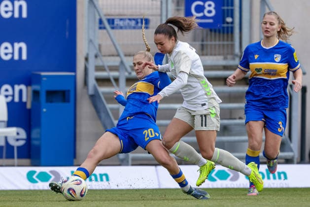 from left Steffi Schmid FC Carl Zeiss Jena, 20 and Maja Sternad SV Werder Bremen, 11 in a duel, dynamic, action, game scene, THE DFB REGULATIONS PROHIBIT ANY USE OF PHOTOGRAPHS AS IMAGE SEQUENCES AND OR QUASI VIDEO , 06 12 2025, Jena Germany , Football, Google Pixel Womens Bundesliga, FC Carl Zeiss Jena SV Werder Bremen xobx