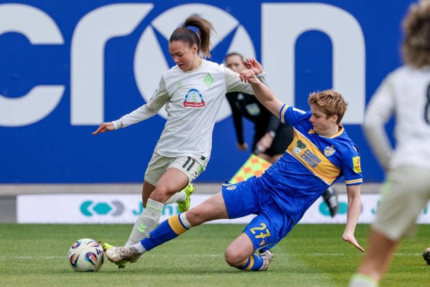from left Maja Sternad SV Werder Bremen, 11 and Gwen Mummert Gwendolyn, FC Carl Zeiss Jena, 27 in duel, duel, dynamics, action, action, game scene, THE DFB REGULATIONS PROHIBIT ANY USE OF PHOTOGRAPHS AS IMAGE SEQUENCES AND OR QUASI VIDEO , 06 12 2025, Jena Germany , Football, Google Pixel Womens Bundesliga, FC Carl Zeiss Jena SV Werder Bremen xobx