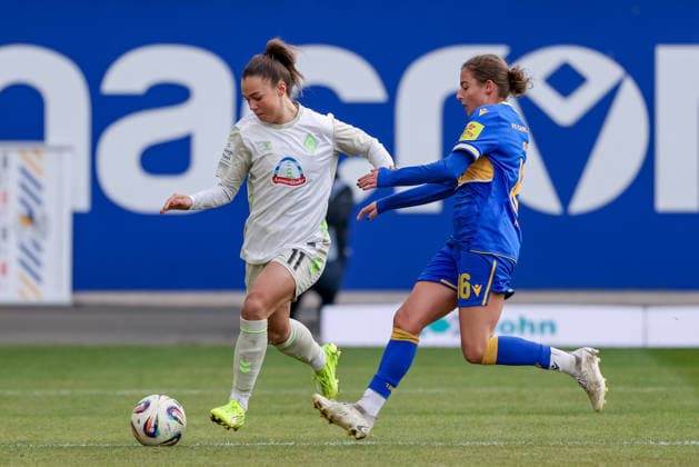 from left Maja Sternad SV Werder Bremen, 11 and Lisa Gora FC Carl Zeiss Jena, 16 in a duel, dynamic, action, action, game scene, THE DFB GUIDELINES PROHIBIT ANY USE OF PHOTOGRAPHS AS IMAGE SEQUENCES AND OR QUASI VIDEO DFB REGULATIONS PROHIBIT ANY USE OF PHOTOGRAPHS AS IMAGE SEQUENCES AND OR QUASI VIDEO , 06 12 2025, Jena Germany , Football, Google Pixel Women Bundesliga, FC Carl Zeiss Jena SV Werder Bremen xobx