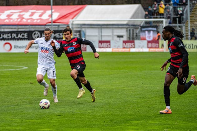 3 Soccer Bundesliga Viktoria Köln SSV Ulm 1846 Football, 17 Matchday, on 06 12 2025 Dennis Chessa SSV Ulm 1846, 11 , Leonhard Münster Viktoria Köln, 5 , Yannick Tonye Viktoria Köln, 30 , 3 Soccer Bundesliga Viktoria Köln SSV Ulm 1846 Football, 17 Matchday, on 06 12 2025, Sportpark Höhenberg DFB REGULATIONS PROHIBIT ANY USE OF PHOTOGRAPHS AS IMAGE SEQUENCES AND OR QUASI VIDEO Copyright: xBEAUTIFULxSPORTS Erlhofx