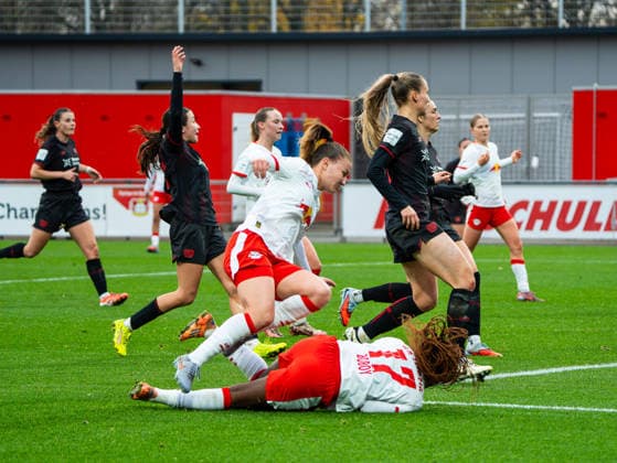 Delice Boboy RB Leipzig Women, 17 lies on the ground in the penalty area Bayer 04 Leverkusen vs RB Leipzig, Football, Women 1 Bundesliga, Google Pixel Women Bundesliga, Matchday 12, Season 2025 2026, 06 12 2025 DFB REGULATES PROHIBIT ANY USE OF PHOTOGRAPHS AS IMAGE SEQUENCES AND OR QUASI VIDEO, Bayer 04 Leverkusen vs RB Leipzig, Football, Women Bundesliga, Google Pixel Women Bundesliga, Matchday 12, Season 2025 2026, 06 12 2025 Leverkusen Copyright: xEibner-Pressefoto DamianxKruczynx EP_DKI