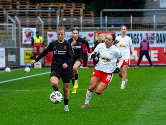 Kristin Koegel Bayer 04 Leverkusen, 11 in duel against Gina Chmielinski RB Leipzig Women, 10 Bayer 04 Leverkusen vs RB Leipzig, Football, Women 1 Bundesliga, Google Pixel Women Bundesliga, Matchday 12, Season 2025 2026, 06 12 2025 DFB REGULATES PROHIBIT ANY USE OF PHOTOGRAPHS AS IMAGE SEQUENCES AND OR QUASI VIDEO, Bayer 04 Leverkusen vs RB Leipzig, Football, Womens Bundesliga, Google Pixel Womens Bundesliga, Matchday 12, Season 2025 2026, 06 12 2025 Leverkusen Copyright: xEibner-Pressefoto DamianxKruczynx EP_DKI