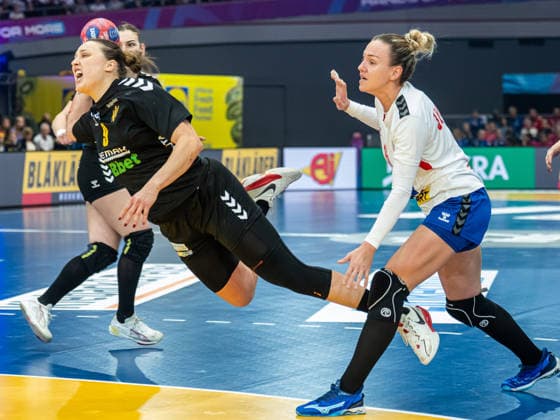 Durdina Jaukovic Montenegro, 09 prevails against Andela Janjusevic Serbia, 15, Montenegro vs Serbia, Handball, World Championship, Women, Season 2025 2026, 06 12 2025, Montenegro vs Serbia, Handball, World Championship, Women, Season 2025 2026, 06 12 2025 Stuttgart Copyright: xEibner-Pressefoto MichaelxSchmidx EP_MST