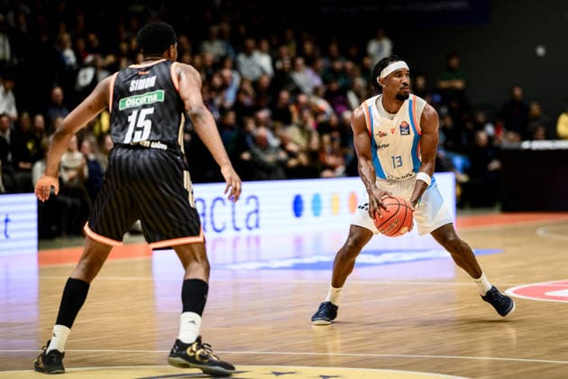 Keith, Braxton Jr Science City Jena, 13 , Simon Justin Ratiopharm Ulm, 15 GER, Thuringia, Science City Jena vs Ratiopharm Ulm, easyCredit Basketball Bundesliga, Basketball, Matchday 9, Season 2025 2026, 06 12 2025 GER, Thuringia, Science City Jena vs Ratiopharm Ulm, easyCredit Basketball Bundesliga, Basketball, Matchday 9, Season 2025 2026, 06 12 2025 Jena Copyright: xEibner-Pressefoto MartinxHerbstx EP_MHT