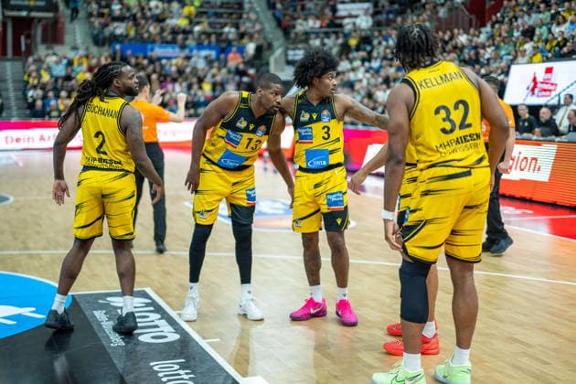 Team circle Traveon Buchanan MHP RIESEN Ludwigsburg, 02 , Yorman Polas Bartolo MHP RIESEN Ludwigsburg, 13 , Stefan Smith MHP RIESEN Ludwigsburg, 03 , Keeshawn Kellman MHP RIESEN Ludwigsburg, 32 , Brandon Tischler MHP RIESEN Ludwigsburg, 24 , GER, MHP RIESEN Ludwigsburg vs VET CONCEPT Gladiators Trier, easycredit BBL, Basketball, Bundesliga, Matchday 9, Season 2025 2026, 06 12 2025, GER, MHP RIESEN Ludwigsburg vs VET CONCEPT Gladiators Trier, easycredit BBL, Basketball, Bundesliga, Matchday 9, Season 2025 2026, 06 12 2025 Ludwigsburg Copyright: xEibner-Pressefoto SaschaxWaltherx EP_EER