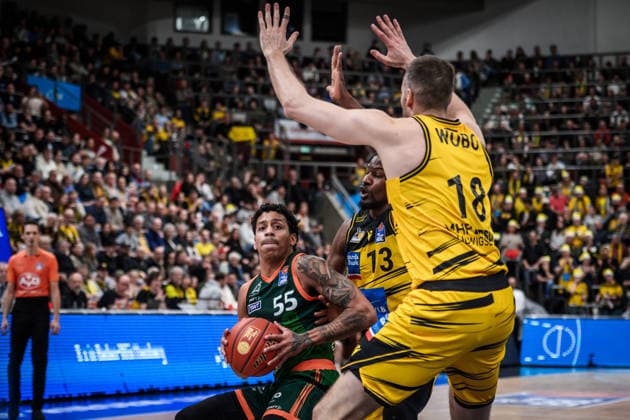 Eli Brooks VET CONCEPT Gladiators Trier, 55 vs Yorman Polas Bartolo MHP RIESEN Ludwigsburg, 13 and Jonas Wohlfarth Bottermann MHP RIESEN Ludwigsburg, 18 GER, MHP Riesen Ludwigsburg VET CONCEPT Gladiators Trier, easycredit BBL, Basketball, Bundesliga, Matchday 9, 2025 2026 season, 06 12 2025 GER, MHP Riesen Ludwigsburg VET CONCEPT Gladiators Trier, easycredit BBL, Basketball, Bundesliga, Matchday 9, 2025 2026 season, 06 12 2025 Ludwigsburg Copyright: xSandyxDinkelackerx EP_SDR
