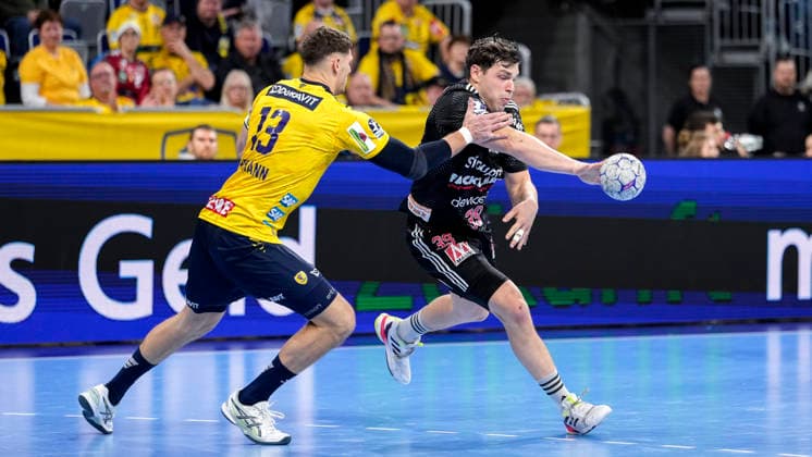 v li Sebastian Heymann RNL, 13 , Tobias Buck HCE, 39 , duel, duel, tackle, tackling, dynamics, action, action, 06 12 2025, Mannheim Germany , Handball, Bundesliga, Rhein Neckar Löwen HC Erlangen xozx