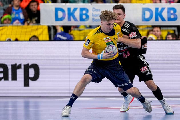 v li Elias Ciudad Benitez RNL, 41 , Christoph Steinert HCE, 44 , duel, duel, tackle, tackling, dynamics, action, action, 06 12 2025, Mannheim Germany , Handball, Bundesliga, Rhein Neckar Löwen HC Erlangen xozx