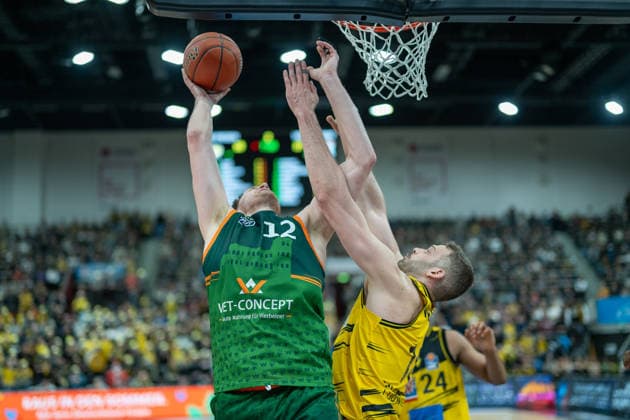 Marten Linssen VET CONCEPT Gladiators Trier, 12 , Jonas Wohlfarth Bottermann MHP RIESEN Ludwigsburg, 18 , GER, MHP RIESEN Ludwigsburg vs VET CONCEPT Gladiators Trier, easycredit BBL, Basketball, Bundesliga, 9 Matchday, Season 2025 2026, 06 12 2025, GER, MHP RIESEN Ludwigsburg vs VET CONCEPT Gladiators Trier, easycredit BBL, Basketball, Bundesliga, 9 Matchday, Season 2025 2026, 06 12 2025 Ludwigsburg Copyright: xEibner-Pressefoto SaschaxWaltherx EP_EER