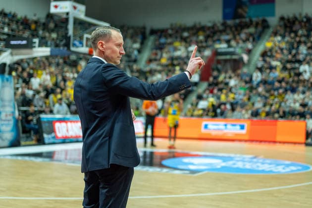 Mikko Riipinen MHP RIESEN Ludwigsburg, Head Coach , GER, MHP RIESEN Ludwigsburg vs VET CONCEPT Gladiators Trier, easycredit BBL, Basketball, Bundesliga, Matchday 9, Season 2025 2026, 06 12 2025, GER, MHP RIESEN Ludwigsburg vs VET CONCEPT Gladiators Trier, easycredit BBL, Basketball, Bundesliga, Matchday 9, Season 2025 2026, 06 12 2025 Ludwigsburg Copyright: xEibner-Pressefoto SaschaxWaltherx EP_EER