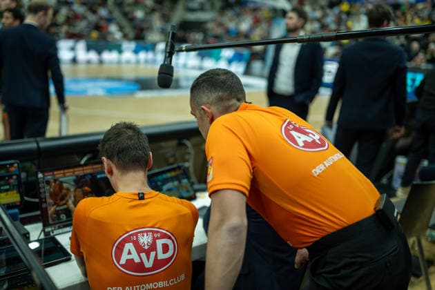 Foul Review, Challange, Martin Matip Referee , GER, MHP RIESEN Ludwigsburg vs VET CONCEPT Gladiators Trier, easycredit BBL, Basketball, Bundesliga, Matchday 9, Season 2025 2026, 06 12 2025, GER, MHP RIESEN Ludwigsburg vs VET CONCEPT Gladiators Trier, easycredit BBL, Basketball, Bundesliga, Matchday 9, Season 2025 2026, 06 12 2025 Ludwigsburg Copyright: xEibner-Pressefoto SaschaxWaltherx EP_EER