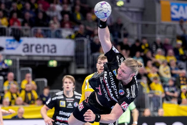 Maciej Gebala HCE, 77 , jump shot, throw, goal shot, action, action scene, single picture, single photo, 06 12 2025, Mannheim Germany , Handball, Bundesliga, Rhein Neckar Löwen HC Erlangen xozx