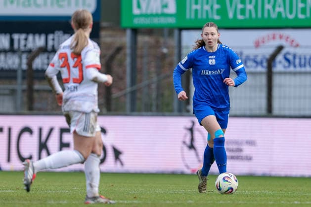 Sarah Hagg SV Meppen, 12 on the ball, single image, full body, action, action scene, THE DFB GUIDELINES PROHIBIT ANY USE OF PHOTOGRAPHS AS IMAGE SEQUENCES AND OR QUASI VIDEO DFB REGULATIONS PROHIBIT ANY USE OF PHOTOGRAPHS AS IMAGE SEQUENCES AND OR QUASI VIDEO , 07 12 2025, Meppen Germany , Soccer, 2 Women Bundesliga, SV Meppen FC Bayern München II xobx
