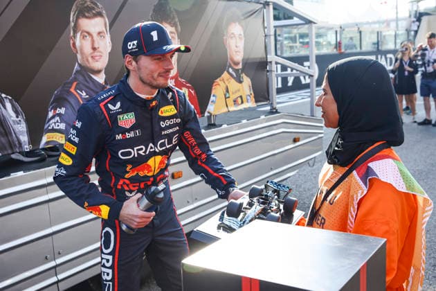 F1 - ABU DHABI GRAND PRIX 2025 VERSTAPPEN Max (ned), Red Bull Racing RB21, portrait marshall, commissaire de piste, marshal, marshalls, marshals award during the 2025 Formula 1 Abu Dhabi Grand Prix, 24th round of the 2025 FIA Formula One World Championship, WM, Weltmeisterschaft from December 05 to 07, 2025 on the Yas Marina Circuit, in Abu Dhabi, United Arab Emirates - Abu DhabiUnited Arab Emirates Copyright: xXavixBonillax