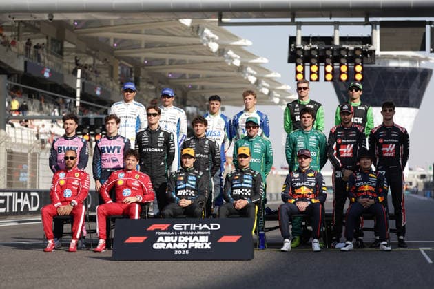 07 12 2025, Yas Marina Circuit, Abu Dhabi, Formula 1 Etihad Airways Abu Dhabi Grand Prix 2025 , in the picture final photo of the drivers of 2025 , back row from left to right , Alexander Albon GBR , Atlassian Williams Racing, Carlos Sainz Jr ESP , Isack Hadjar FRA , Visa Cash App RB Formula One Team, Liam Lawson NZL , 27 , Gabriel Bortoleto BRA , Stake F1 Team Kick Sauber, Middle row from left to right , Pierre Gasly FRA , BWT Alpine F1 Team, Franco Colapinto ARG , George Russell GBR , Mercedes AMG Petronas Formula One Team, Andrea Kimi Antonelli ITA , Fernando Alonso ESP , Aston Martin Aramco Cognizant Formula One Team, Lance Stroll CAN , Esteban Ocon FRA , MoneyGram Haas F1 Team, Oliver Bearman GBR , Front row from left to right , Lewis Hamilton GBR , Scuderia Ferrari HP, Charles Leclerc MCO , Lando Norris GBR , McLaren F1 Team, Oscar Piastri AUS , Max Verstappen NLD , Oracle Red Bull Racing, Yuki Tsunoda JPN Photo by Hasan Bratic DeFodi Images