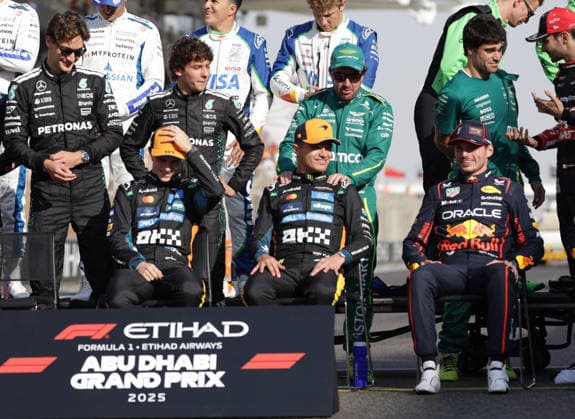 07.12.2025, Yas Marina Circuit, Abu Dhabi, Formula 1 Etihad Airways Abu Dhabi Grand Prix 2025 , im Bild George Russell (GBR), Mercedes-AMG Petronas Formula One Team, Andrea Kimi Antonelli (ITA), Lando Norris (GBR), McLaren F1 Team, Oscar Piastri (AUS), Fernando Alonso (ESP), Aston Martin Aramco Cognizant Formula One Team, Max Verstappen (NLD), Oracle Red Bull Racing (Photo by Alessandro Martellotta Hasan Bratic DeFodi Images)
