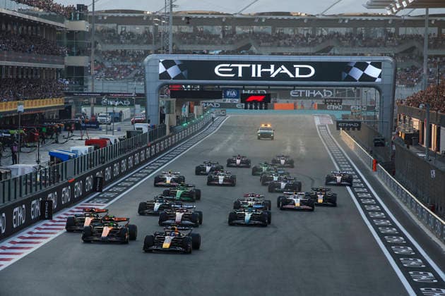 F1 - ABU DHABI GRAND PRIX 2025 Start of the race, 01 VERSTAPPEN Max (nld), Red Bull Racing RB21, 04 NORRIS Lando (gbr), McLaren F1 Team MCL39, action during the 2025 Formula 1 Abu Dhabi Grand Prix, 24th round of the 2025 FIA Formula One World Championship, WM, Weltmeisterschaft from December 05 to 07, 2025 on the Yas Marina Circuit, in Abu Dhabi, United Arab Emirates - Abu DhabiUnited Arab Emirates Copyright: xXavixBonillax
