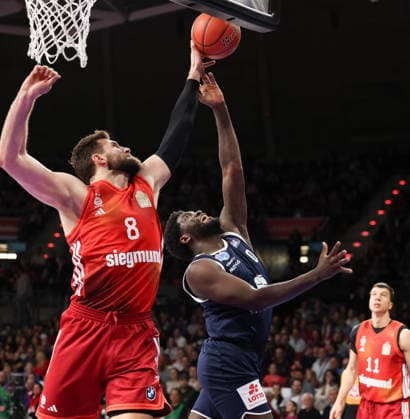 Block by Leon Kratzer FC Bayern Basketball, 08 , with Khyri Thomas SYNTAINICS MBC, 00 , GER, FC Bayern Basketball vs SYNTAINICS MBC, Basketball, easycredit Basketball Bundesliga, 9 Matchday, Season 2025 2026, 07 12 2025, GER, FC Bayern Basketball vs SYNTAINICS MBC, Basketball, easycredit Basketball Bundesliga, 9 Matchday, Season 2025 2026, 07 12 2025 Munich Copyright: xEibner-Pressefoto JennixMaulx EP_JML