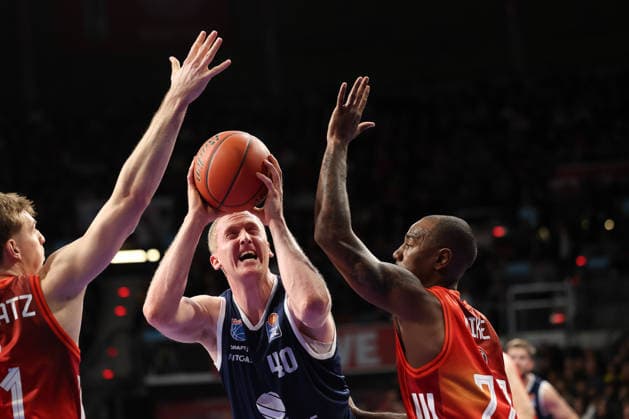 Collin Welp SYNTAINICS MBC, 40 with ball with Isiaha Mike FC Bayern Basketball, 22 and Justuz Hollatz FC Bayern Basketball, 21 , GER, FC Bayern Basketball vs SYNTAINICS MBC, Basketball, easycredit Basketball Bundesliga, 9 Matchday, Season 2025 2026, 07 12 2025, GER, FC Bayern Basketball vs SYNTAINICS MBC, Basketball, easycredit Basketball Bundesliga, 9 Matchday, Season 2025 2026, 07 12 2025 Munich Copyright: xEibner-Pressefoto JennixMaulx EP_JML