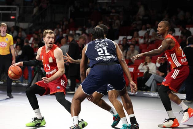 Andreas Obst FC Bayern Basketball, 13 with RJ Gunn SYNTAINICS MBC, 21 and Isiaha Mike FC Bayern Basketball, 22 , GER, FC Bayern Basketball vs SYNTAINICS MBC, Basketball, easycredit Basketball Bundesliga, 9 Matchday, Season 2025 2026, 07 12 2025, GER, FC Bayern Basketball vs SYNTAINICS MBC, Basketball, easycredit Basketball Bundesliga, 9 Matchday, Season 2025 2026, 07 12 2025 Munich Copyright: xEibner-Pressefoto JennixMaulx EP_JML