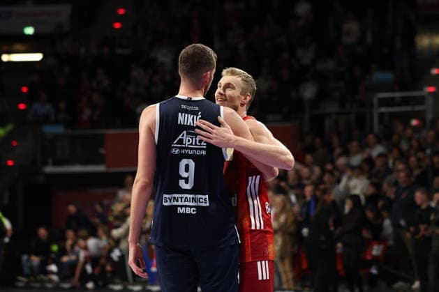 Niels Giffey FC Bayern Basketball, 05 with Kresimir Nikic SYNTAINICS MBC, 09 after the game, GER, FC Bayern Basketball vs SYNTAINICS MBC, Basketball, easycredit Basketball Bundesliga, Matchday 9, Season 2025 2026, 07 12 2025, GER, FC Bayern Basketball vs SYNTAINICS MBC, Basketball, easycredit Basketball Bundesliga, Matchday 9, Season 2025 2026, 07 12 2025 Munich Copyright: xEibner-Pressefoto JennixMaulx EP_JML