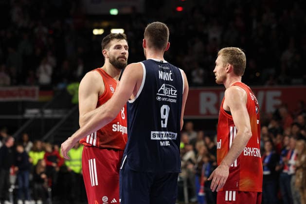 Leon Kratzer FC Bayern Basketball, 08 and Niels Giffey FC Bayern Basketball, 05 with Kresimir Nikic SYNTAINICS MBC, 09 after the game, GER, FC Bayern Basketball vs SYNTAINICS MBC, Basketball, easycredit Basketball Bundesliga, Matchday 9, 2025 2026 season, 07 12 2025, GER, FC Bayern Basketball vs SYNTAINICS MBC, Basketball, easycredit Basketball Bundesliga, Matchday 9, 2025 2026 season, 07 12 2025 Munich Copyright: xEibner-Pressefoto JennixMaulx EP_JML