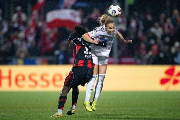 Nicole Anyomi Eintracht Frankfurt Women, 19 in duel with Glodis Viggosdottir FC Bayern Muenchen Women, 04 , GER, Eintracht Frankfurt vs FC Bayern Muenchen, Football, Google Pixel Women Bundesliga, Matchday 12, Season 2025 2026, 07 12 2025 DFB REGULATES PROHIBIT ANY USE OF PHOTOGRAPHS AS IMAGE SEQUENCES AND OR QUASI VIDEO GER, Eintracht Frankfurt vs FC Bayern Muenchen, Football, Google Pixel Womens Bundesliga, Matchday 12, Season 2025 2026, 07 12 2025 Frankfurt am Main Copyright: xEibner-Pressefoto FlorianxWiegandx EP_FWD