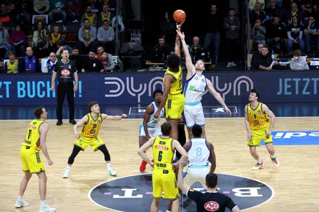 DEU, easyCredit BBL, ALBA vs Frankfurt, 07 12 2025, Max Schmeling Halle, Berlin, DEU, easyCredit BBL, ALBA vs Frankfurt, in the picture Norris Agbakoko ALBA Berlin 17 , Till Pape Fraport Skyliners 19 nordphotoxGmbHx xEngler nph00076
