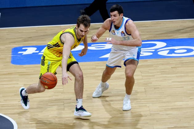 DEU, easyCredit BBL, ALBA vs Frankfurt, 07 12 2025, Max Schmeling Halle, Berlin, DEU, easyCredit BBL, ALBA vs Frankfurt, pictured MALTE DELOW ALBA Berlin 6 , Ryan Hawkins Fraport Skyliners 33 nordphotoxGmbHx xEngler nph00076