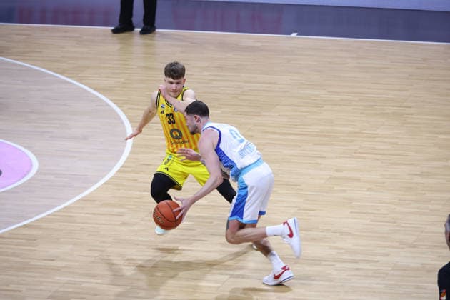 DEU, easyCredit BBL, ALBA vs Frankfurt, 07 12 2025, Max Schmeling Halle, Berlin, DEU, easyCredit BBL, ALBA vs Frankfurt, pictured Bennet Hundt ALBA Berlin 33 , Logan Johnson Fraport Skyliners 0 nordphotoxGmbHx xEngler nph00076