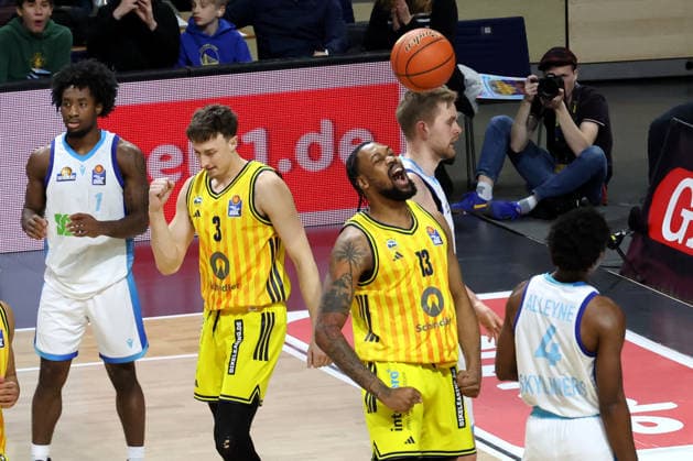 DEU, easyCredit BBL, ALBA vs Frankfurt, 07 12 2025, Max Schmeling Halle, Berlin, DEU, easyCredit BBL, ALBA vs Frankfurt, pictured J Wan Roberts ALBA Berlin 13 , Alex OÕConnell ALBA Berlin 3 , Till Pape Fraport Skyliners 19 , Nahiem Alleyne Fraport Skyliners 4 nordphotoxGmbHx xEngler nph00076