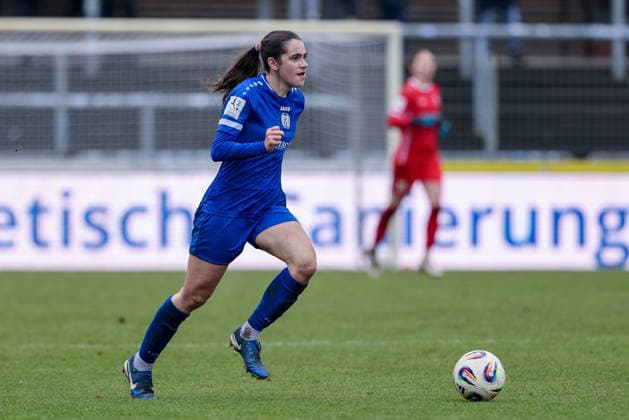 Marie Bleil SV Meppen, 7 on the ball, single image, full body, action, action, match scene, THE DFB GUIDELINES PROHIBIT ANY USE OF PHOTOGRAPHS AS IMAGE SEQUENCES AND OR QUASI VIDEO DFB REGULATIONS PROHIBIT ANY USE OF PHOTOGRAPHS AS IMAGE SEQUENCES AND OR QUASI VIDEO , 07 12 2025, Meppen Germany , Soccer, 2 Women Bundesliga, SV Meppen FC Bayern München II xobx