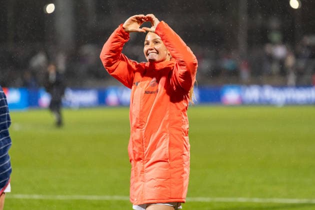 Crop, Portrait, Gesture, Gesture Glodis Perla Viggosdottir FC Bayern Muenchen, 04 , GER, Eintracht Frankfurt vs FC Bayern Muenchen, Soccer, Google Pixel Women Bundesliga, 12 Matchday, Season 2025 2026, 07 12 2025, DFB REGULATES PROHIBIT ANY USE OF PHOTOGRAPHS AS IMAGE SEQUENCES AND OR QUASI VIDEO, GER, Eintracht Frankfurt vs FC Bayern Muenchen, Football, Google Pixel Womens Bundesliga, Matchday 12, Season 2025 2026, 07 12 2025 Frankfurt am Main Copyright: xEibner-Pressefoto Jan-NiclasxGrox EP_JGG