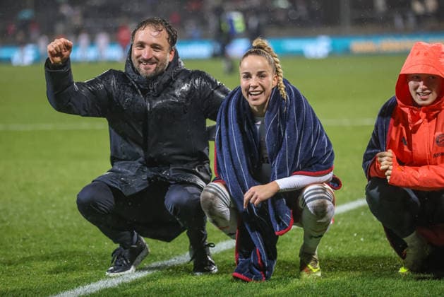 GER, Frankfurt, Eintracht Frankfurt vs FC Bayern Munich, Google Pixel Bundesliga, Football, DFB, Season 2025 2026, Stadion am Brentanobad, 12 Matchday in the picture Cheers and joy after the victory, 5 0 after goals against Frankfurt, Josà Barcala Coach Bayern Munich , Giulia Gwinn Bayern Munich 7 DFB DFL REGULATIONS PROHIBIT ANY USE OF PHOTOGRAPHS AS IMAGE SEQUENCES AND OR QUASI VIDEO, 07 12 2026 Copyright: HMBxMedia HendrikxHamelau