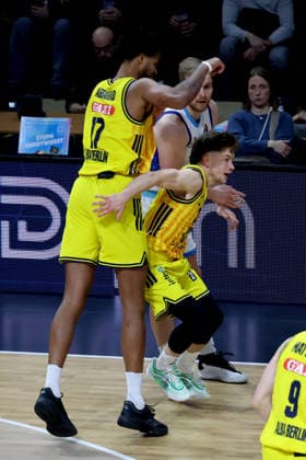 DEU, easyCredit BBL, ALBA vs Frankfurt, 07 12 2025, Max Schmeling Halle, Berlin, DEU, easyCredit BBL, ALBA vs Frankfurt, pictured Bennet Hundt ALBA Berlin 33 , Norris Agbakoko ALBA Berlin 17 nordphotoxGmbHx xEngler nph00076