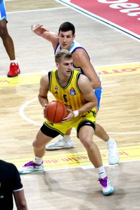 DEU, easyCredit BBL, ALBA vs Frankfurt, 07 12 2025, Max Schmeling Halle, Berlin, DEU, easyCredit BBL, ALBA vs Frankfurt, pictured Sam Griesel ALBA Berlin 5 , Ryan Hawkins Fraport Skyliners 33 nordphotoxGmbHx xEngler nph00076