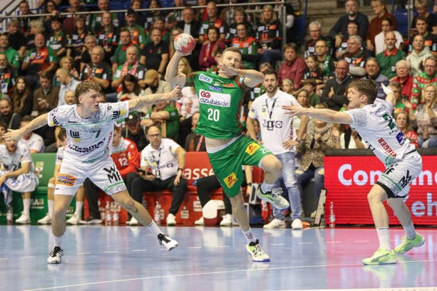 07 12 2025, xgox, Handball Daikin HBL SC Magdeburg FRISCH AUF Göppingen emspor, v l Victor Kloeve Goeppingen, 7 , Philipp Weber Magdeburg, 20 , Oskar Neudeck Goeppingen, 2 duel, duel, fight, tackle Magdeburg