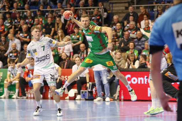 07 12 2025, xgox, Handball Daikin HBL SC Magdeburg FRISCH AUF Göppingen emspor, v l Victor Kloeve Goeppingen, 7 , Philipp Weber Magdeburg, 20 , Oskar Neudeck Goeppingen, 2 duel, duel, fight, tackle Magdeburg