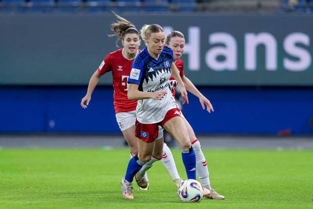 from left Sophie Hillebrand Hamburger SV, 22 and Sandra Maria Jessen 1 FC Köln, 6 in duel, duel, dynamic, action, action, game scene, THE DFB REGULATIONS PROHIBIT ANY USE OF PHOTOGRAPHS AS IMAGE SEQUENCES AND OR QUASI VIDEO , 08 12 2025, Hamburg Germany , Football, Google Pixel Womens Bundesliga, Hamburger SV 1 FC Köln xobx