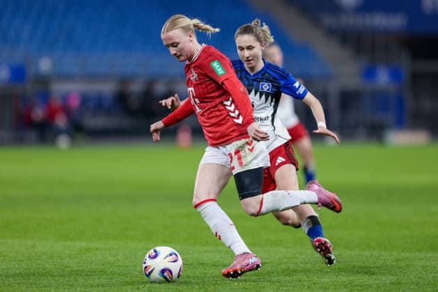 from left Anna Gerhardt 1 FC Köln, 21 and Maria Mikolajova Hamburger SV, 27 in a duel, dynamic, action, action, game scene, THE DFB REGULATIONS PROHIBIT ANY USE OF PHOTOGRAPHS AS IMAGE SEQUENCES AND OR QUASI VIDEO , 08 12 2025, Hamburg Germany , Football, Google Pixel Womens Bundesliga, Hamburger SV 1 FC Köln xobx