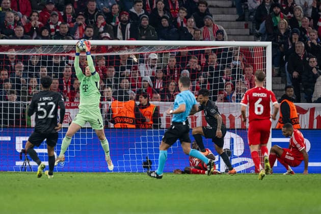 Manuel Neuer goalkeeper, FC Bayern Muenchen, 1 clears a ball that would otherwise have led to an own goal by Jonathan Tah FC Bayern Muenchen, 4 GER, FC Bayern Muenchen vs Sporting Lisbon SCP, Football, Champions League, League Phase 6 Matchday, Season 2025 2026, 09 12 2025 DFL DFB REGULATIONS PROHIBIT ANY USE OF PHOTOGRAPHS as IMAGE SEQUENCES and or QUASI VIDEO GER, FC Bayern Muenchen vs Sporting Lisbon SCP, Football, Champions League, League Phase 6 Matchday, Season 2025 2026, 09 12 2025 Muenchen Copyright: xEibner-Pressefoto HeikexFeinerx EP_HFR