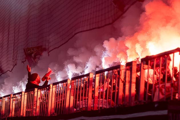 Bengalos and smoke in the south curve of the Bayern fans cause poor visibility in the arena GER, FC Bayern Muenchen vs Sporting Lisbon SCP, Football, Champions League, League Phase 6 Matchday, Season 2025 2026, 09 12 2025 DFL DFB REGULATIONS PROHIBIT ANY USE OF PHOTOGRAPHS as IMAGE SEQUENCES and or QUASI VIDEO GER, FC Bayern Muenchen vs Sporting Lisbon SCP, Football, Champions League, League Phase 6 Matchday, Season 2025 2026, 09 12 2025 Muenchen Copyright: xEibner-Pressefoto HeikexFeinerx EP_HFR