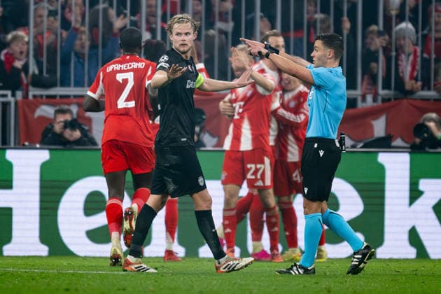 Nicholas Walsh Referee Referee, Scotland Scotland indicates to Morten Hjulmand Sporting Lisbon, 42 that it is a correct goal by Lennart Karl FC Bayern Muenchen, 42 not in picture for 2 1 GER, FC Bayern Muenchen vs Sporting Lisbon SCP, Football, Champions League, League Phase 6 Matchday, Season 2025 2026, 09 12 2025 DFL DFB REGULATIONS PROHIBIT ANY USE OF PHOTOGRAPHS AS IMAGE SEQUENCES AND OR QUASI VIDEO GER, FC Bayern Muenchen vs Sporting Lisbon SCP, Football, Champions League, League Phase 6 Matchday, Season 2025 2026, 09 12 2025 Muenchen Copyright: xEibner-Pressefoto HeikexFeinerx EP_HFR
